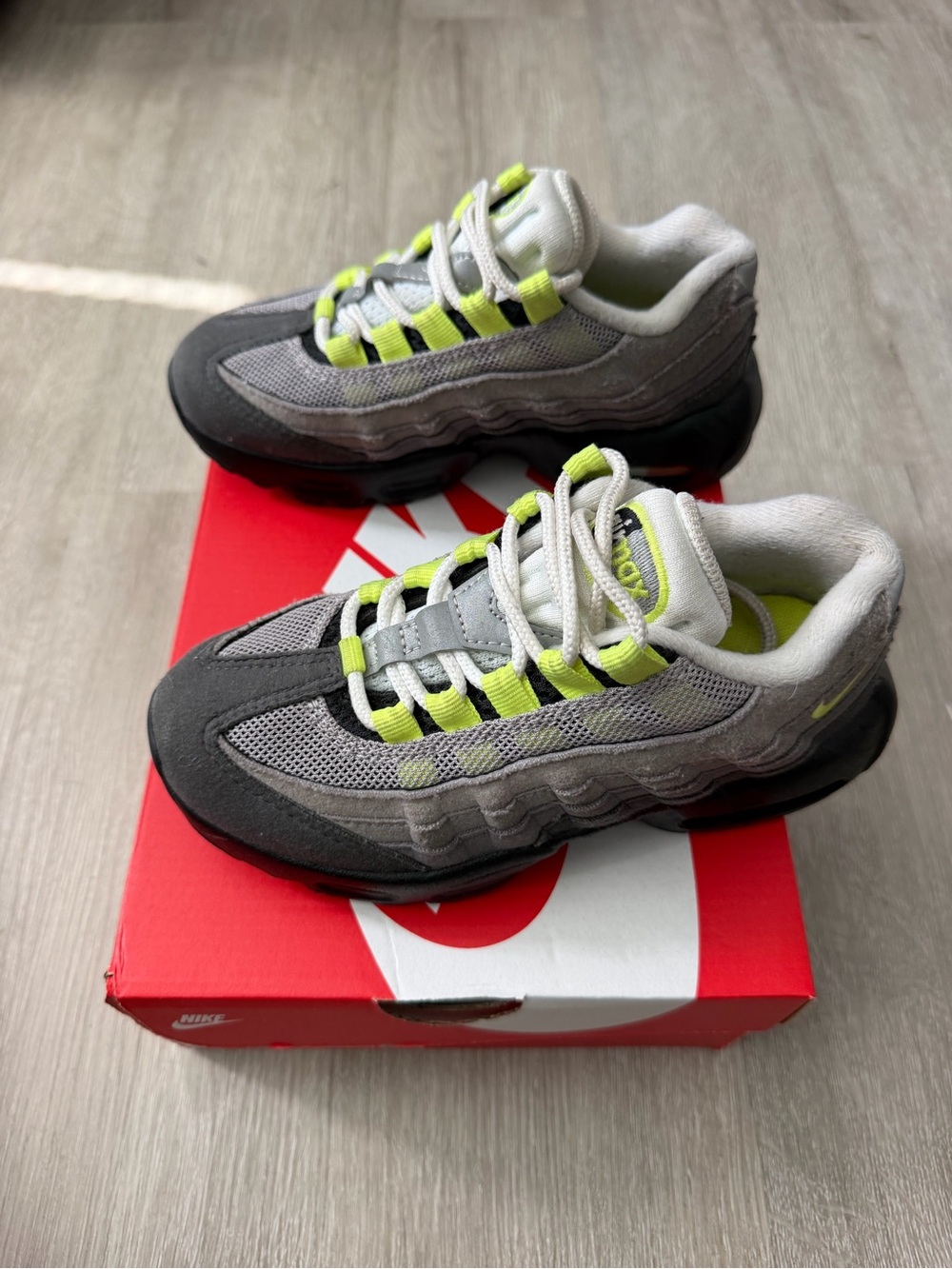 Nike Air Max 95 Kids Sz 13c Black Neon Yellow - Picture 4 of 7